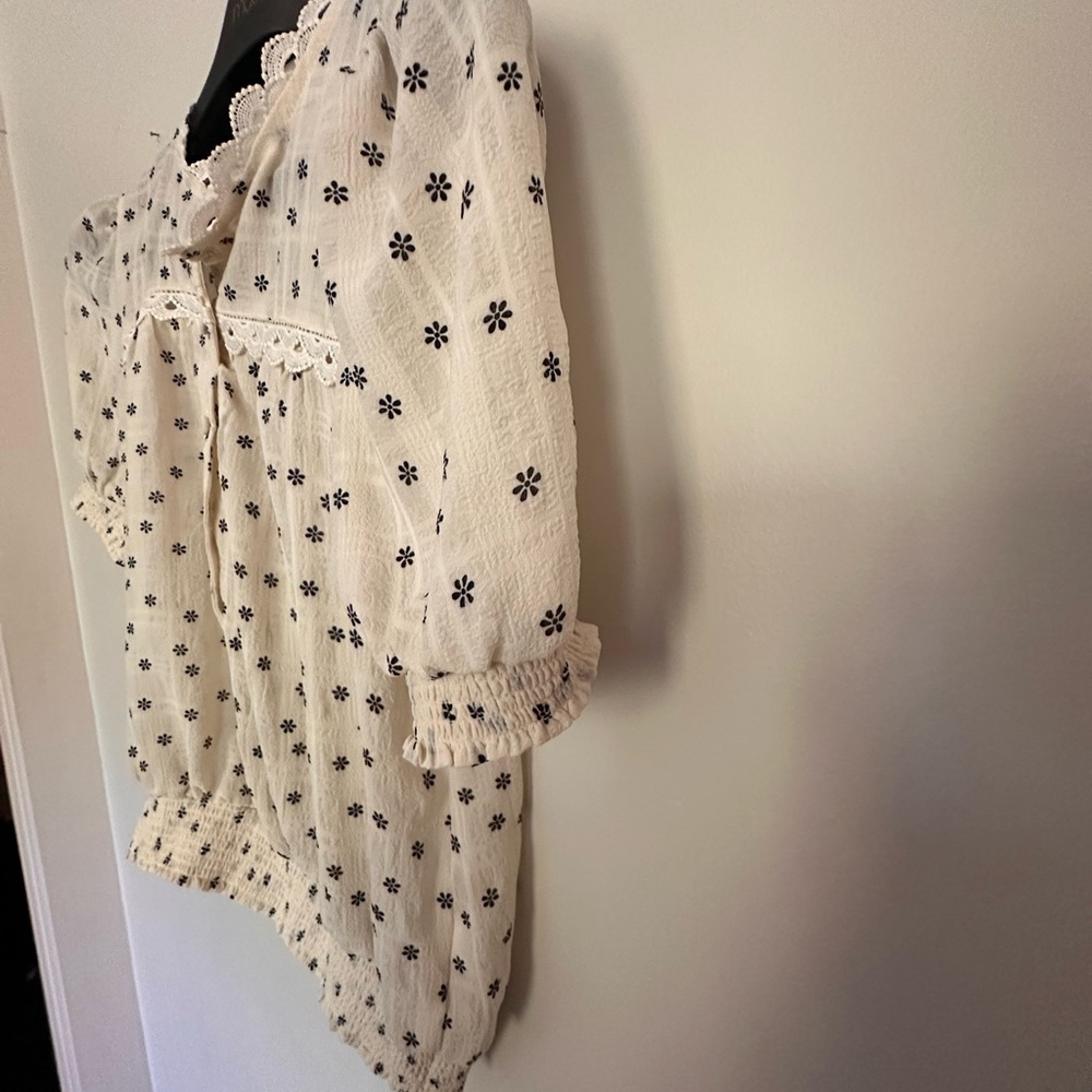 Mine Cream and Black Floral Blouse - Picture 5 of 9